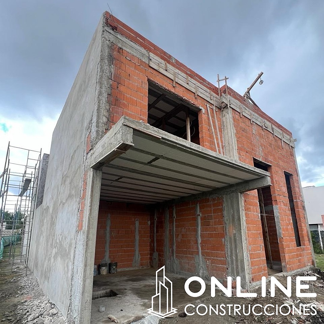 Vivienda en dos plantas en construcción: mampostería de ladrillo hueco, vigas y losa en voladizo — obra de Online Construcciones