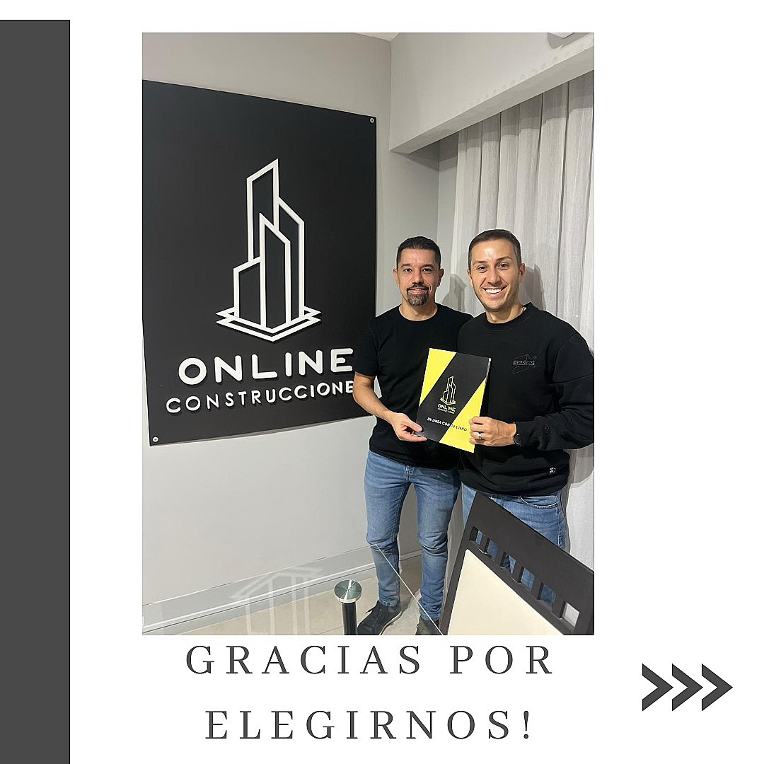 «Gracias por elegirnos»: entrega de la carpeta de obra frente al cartel de Online Construcciones, en la oficina